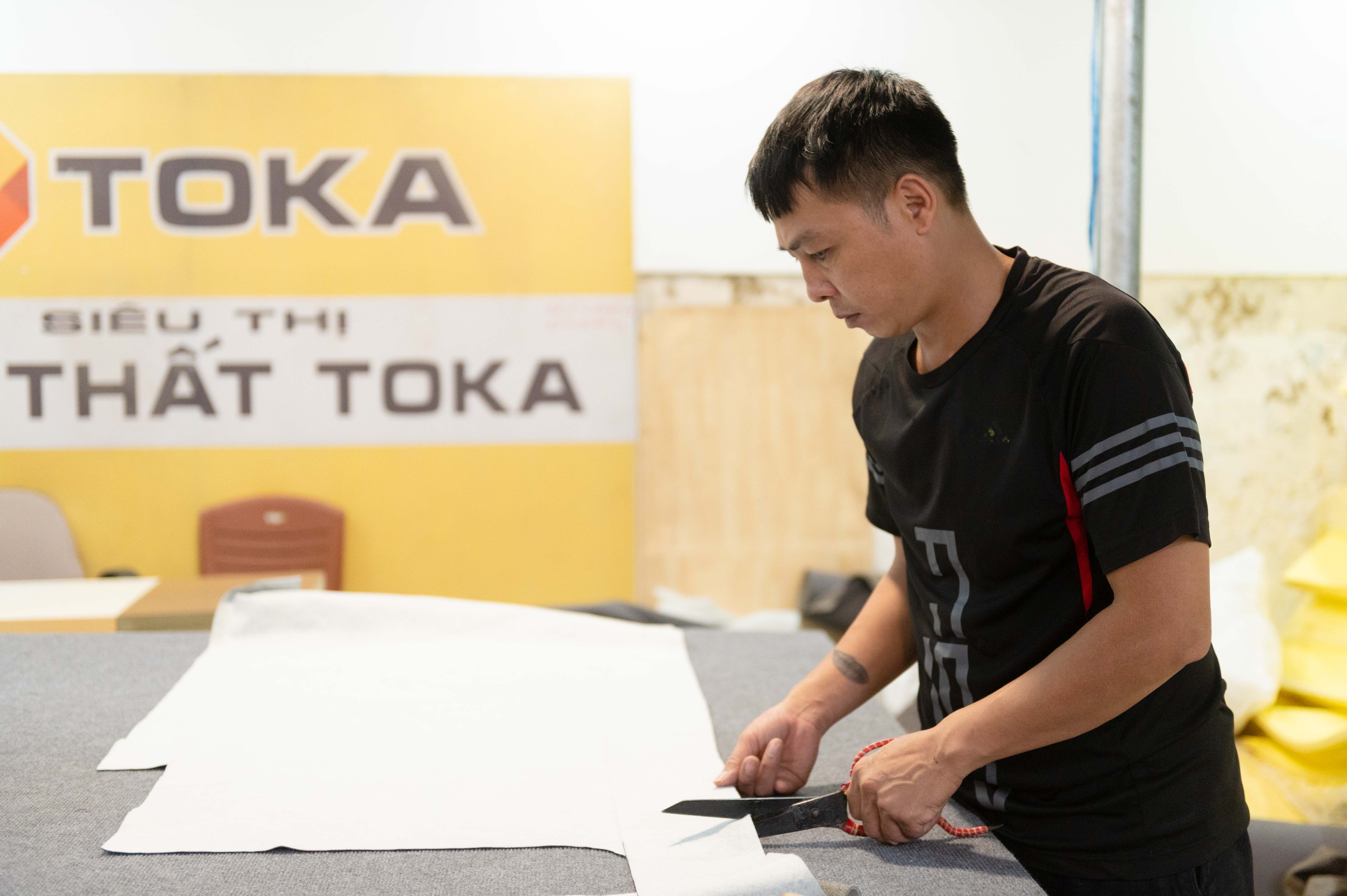 Thợ TOKA cắt vải may sofa tại xưởng sản xuất Thái Nguyên